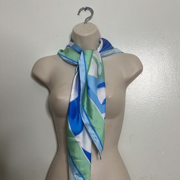 STEVE MADDEN FLORAL SCARF SIZE 35 1/2 X 35 1/2 - Picture 3 of 3